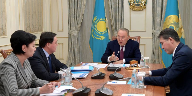 Назарбаев: Көпбалалы отбасылар, табысы төмен адамдар 1 сәуірден бастап әлеуметтік көмек алуы керек.