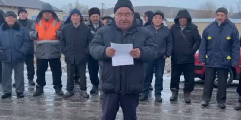 Екі жұмысшының қазасына электрикті кінәлі етіп шығарған фабрика жұмысшылары бас көтерді.