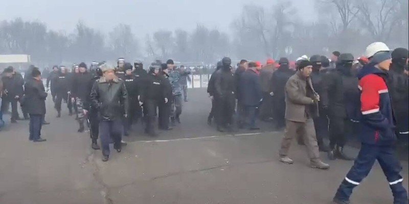 Таразда «Қазфосфат» қызметкерлері наразылыққа шықты.