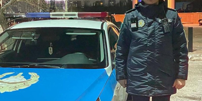 Астана полицейлері ер адамды мұзды судан құтқарды.