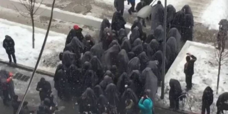 Алматыда қара жамылған борышкерлер банк алдына наразылыққа шықты.