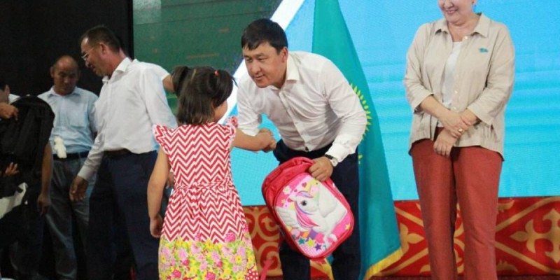 30 мыңнан астам бала «AMANAT» партиясынан оқу құралдарын алды.