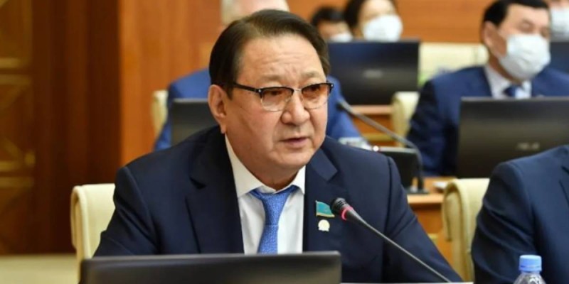 Депутат үкіметке 100 миллиард теңгені халыққа үлестіруге кеңес берді.