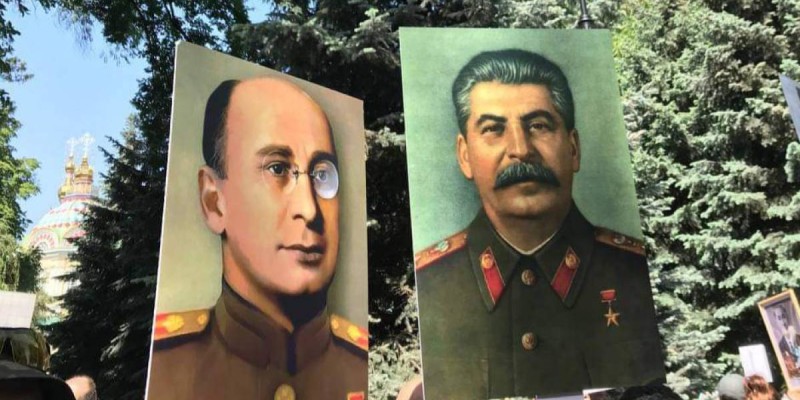 Алматыдағы шеруге адамдар Сталин мен Берияның суретін ұстап шыққан.