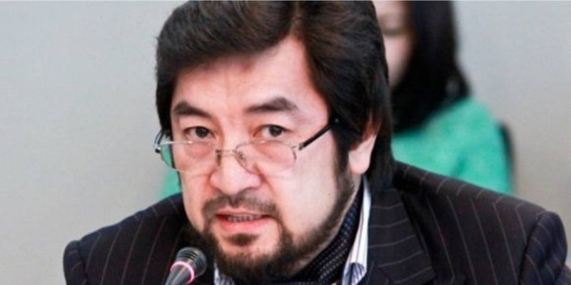 Журналист Бекболат Тілеуханның өзіне қол көтергенін хабарлады.