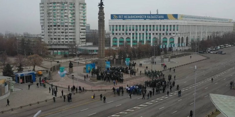Алматыда белсенділер Жаңаөзен шындығының ашылуын талап етті.