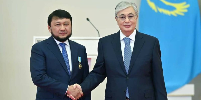 Тоқаев Тазабекке ризашылығын айтып, орден берді.