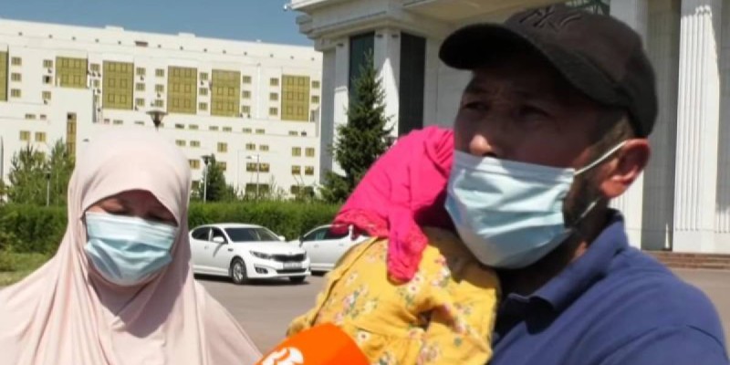 «Ауылдан үй керек емес» Тұрғын Ақорданың алдына екі әйелі мен 14 баласын ертіп барды.