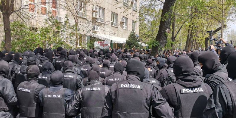 Митингіге шыққандар Тәуелсіздік алаңына бет алды.