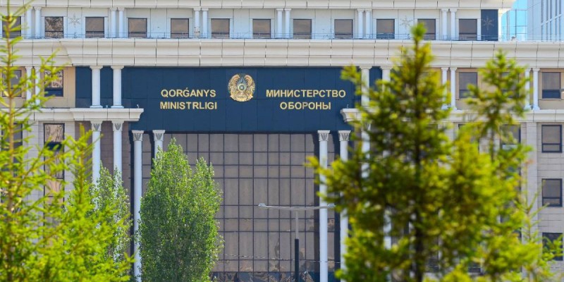 Парашюті ашылмай қалған әскери қызметшінің жағдайы ауыр.