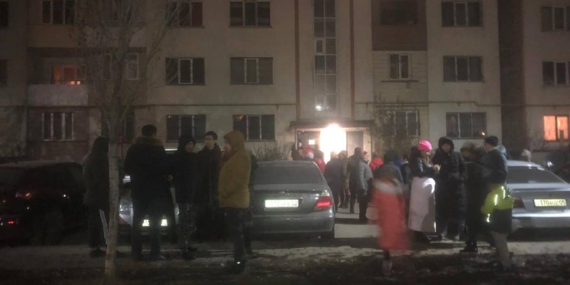 Көп қабатты үй қисайып, жұрт түн ішінде дүрлігіп жатыр (фото/видео).
