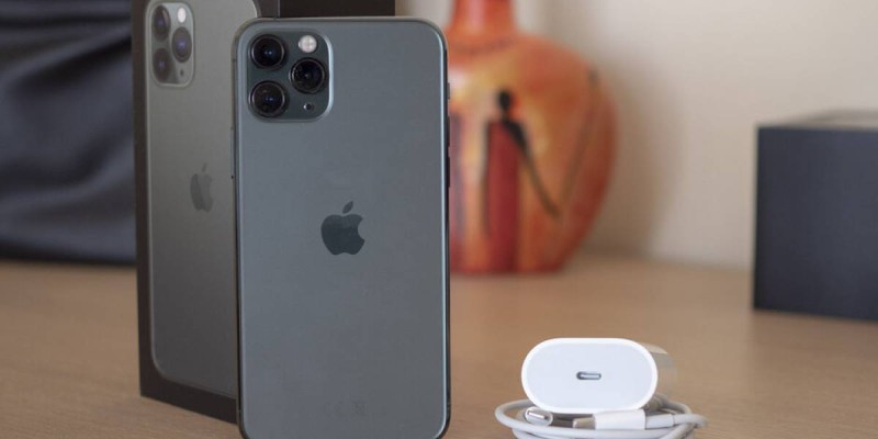 Алматыда жаңа iphone алуға адамдар ұзын-сонар кезекке тұрды (видео).