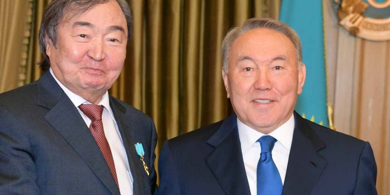 Олжас Сүлейменов Нұрсұлтан Назарбаевқа медаль берді.