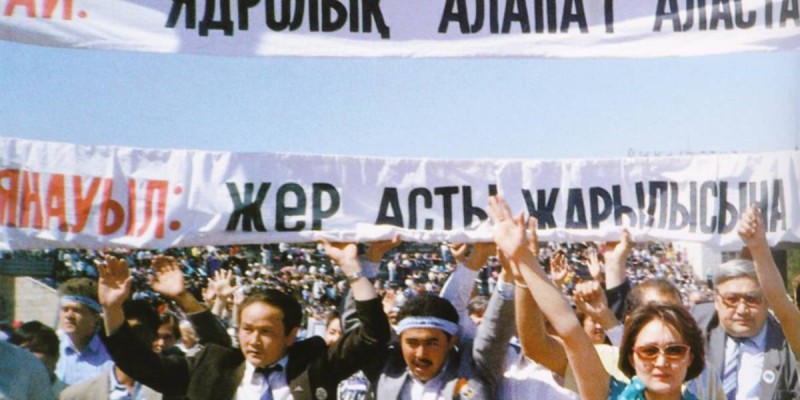 Семей полигонын жапқан кім?.