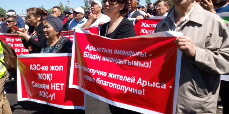 Нұр-Сұлтандағы митинг: «Шалдар кетіңдер!» деп ұрандаған Болатбек Біләловтан микрофонды тартып алды (видео).