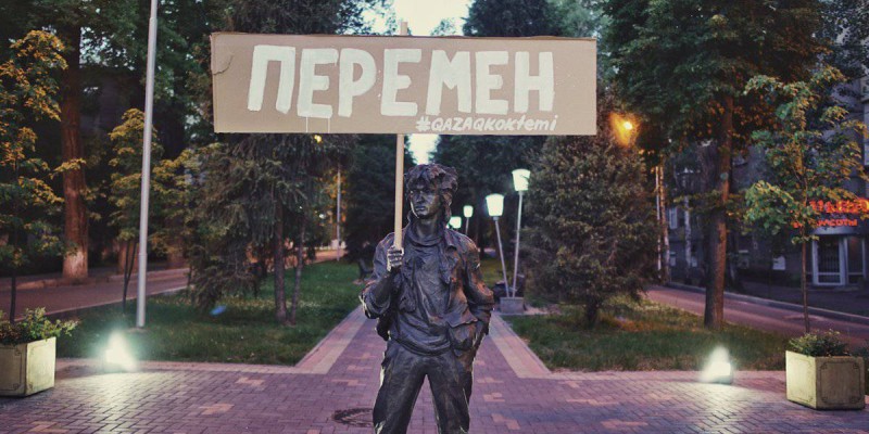 «Өзгерісті 30 жыл күттік»: Алматыда саяси плакат.