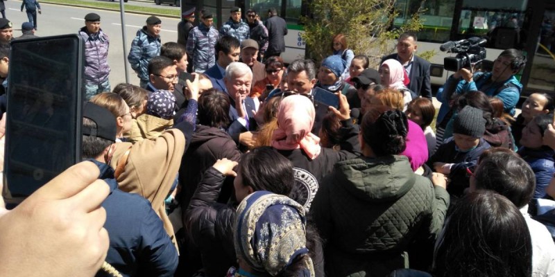 Көп балалы аналар митингіге шығып, Назарбаев және Тоқаевпен кездесуді талап етті.