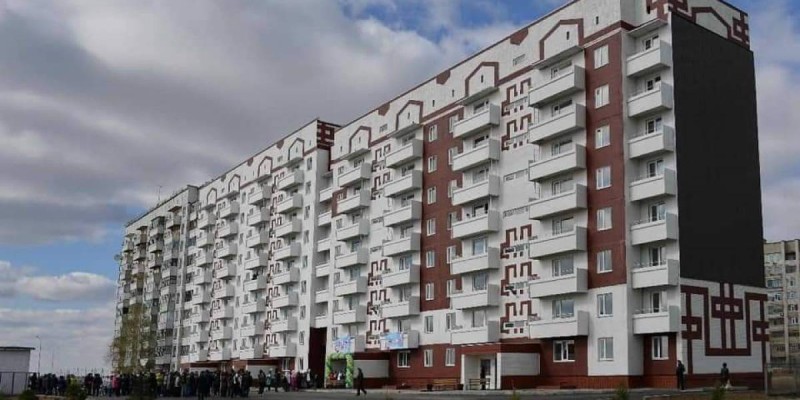 Үкімет көп балалы отбасыларға пәтер беруді бастады.