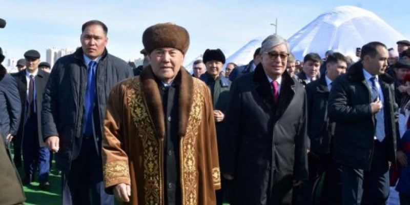 Қазақстанның бірінші президенті халықты наурызбен құттықтады, екінші президент бірінші президентпен бірге жүрді.