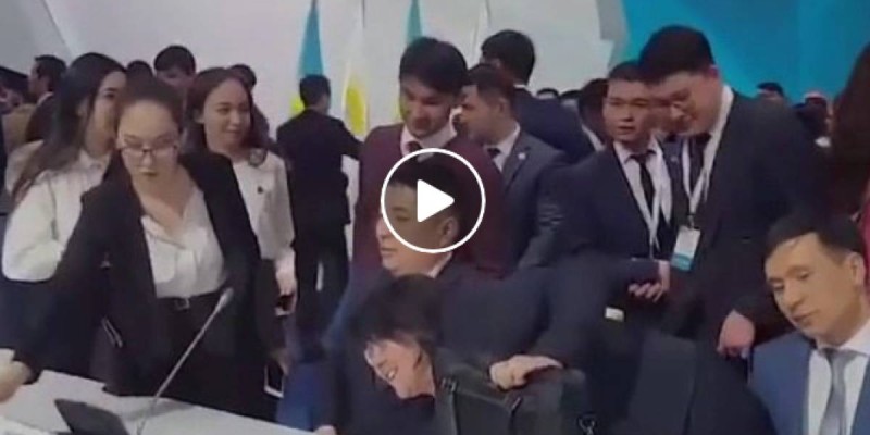 Съезд делегаттары президент Назарбаевтың орнына отырып, суретке түсуге кезекке тұрды (видео).