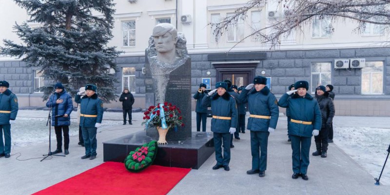 Семейде Қайрат Рысқұлбеков ескерткішіне гүл шоқтары қойылды.