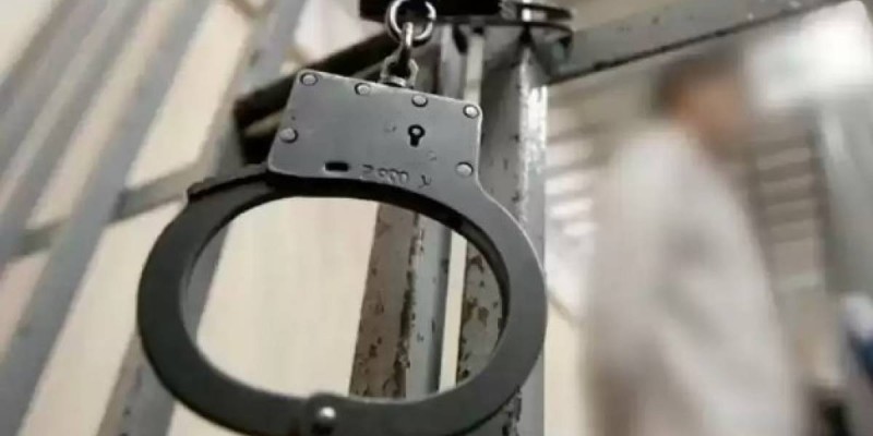 Журналист Михаил Козачков ұйымдасқан қылмыстық топқа көмектескен деген күдікпен ұсталды.