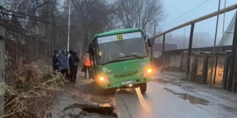 Алматыда қоғамдық көлік жол үстіндегі ойыққа түсіп кетті.