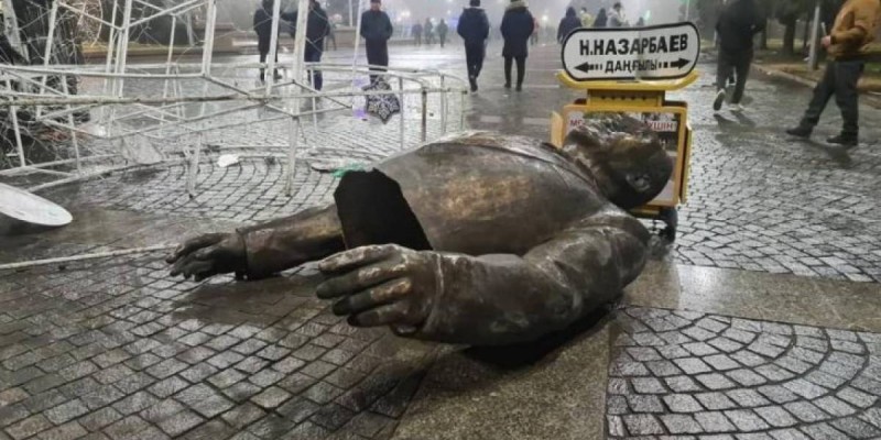Талдықорған билігі құлаған Назарбаев ескерткішімен қоса оның атындағы көшеден де бас тартуға әзір.