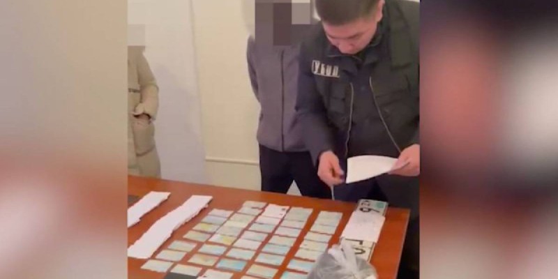 Жалған құжат дайындаумен айналысқан ХҚО қызметкерлері ұсталды.