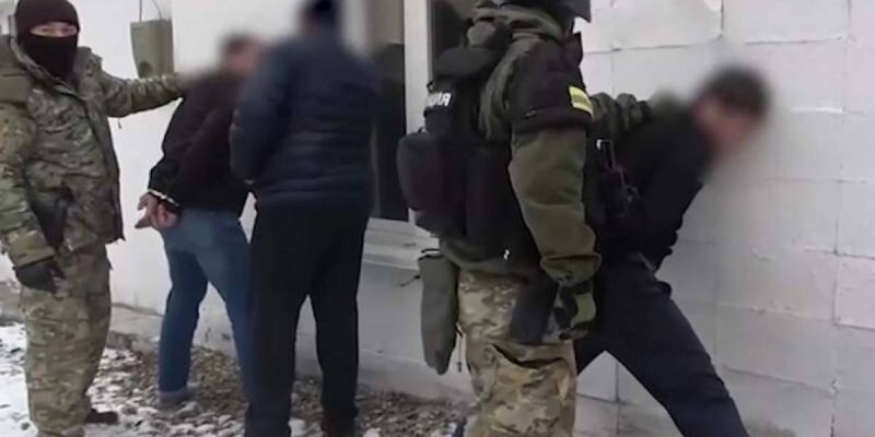 Кәсіпкерлерді бопсалап ақша алатын қылмыстық топ ұсталды.
