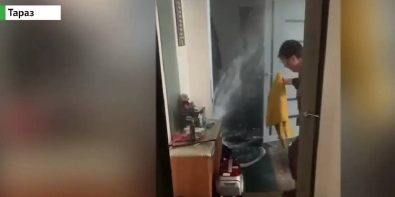 Таразда жылу құбыры жарылып, тұрғын үйді су басып қалды.
