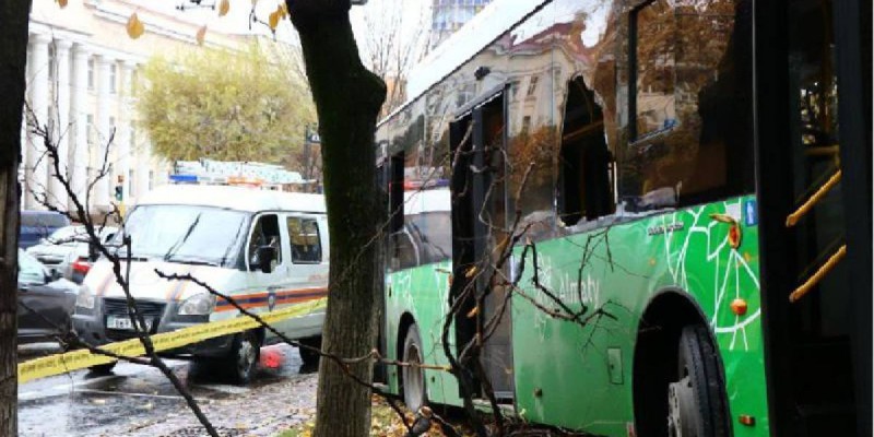 Алматыдағы автобус соқтығысы: 37 жастағы ер адам көз жұмды.