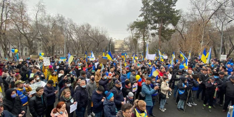 Алматыда Украинаны қолдау митингісі өтіп жатыр.