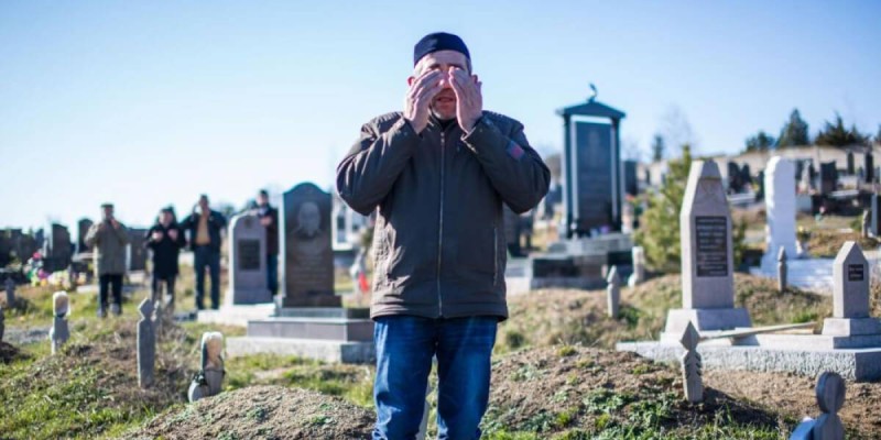 Жерлеу үшін бағаны көтерген көр қазушылар ұсталды.