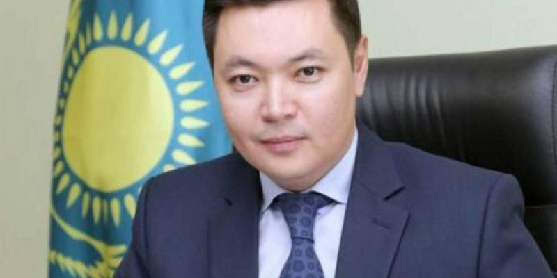 Торт кесем деп кеудесіне пышақ сұғып алған шенеунік жаңа қызметке тағайындалды.