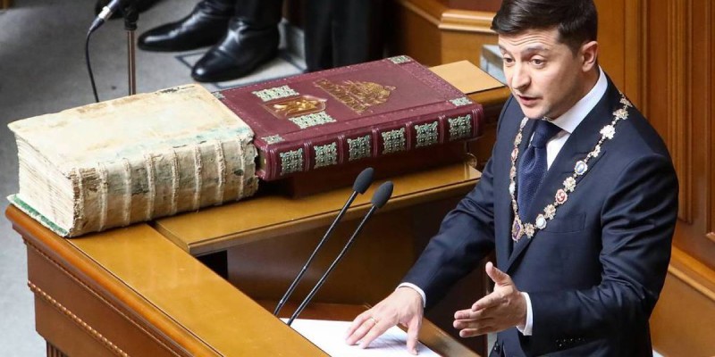 Зеленский жоғарғы раданы таратып, парламент сайлауы өтетінін мәлімдеді.