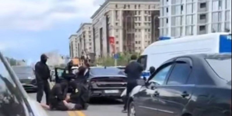 Астанада арнайы жасақ ер адамды жол үстінде ұстады (Видео)