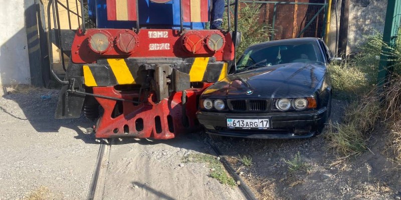 Шымкентте жеңіл көлік пойызбен соқтығысты