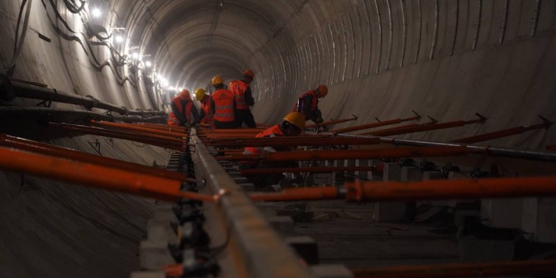 Дыбыссыз және дәнекерсіз: Алматы метросында жаңа буындағы «тыныш» рельстер төселуде