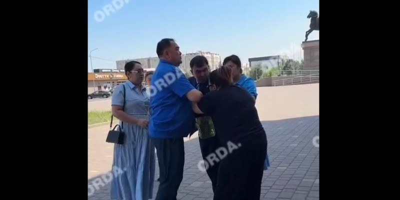 Көпбалалы ана Қаскелең әкімдігі алдында өзін және балаларын өртемек болды