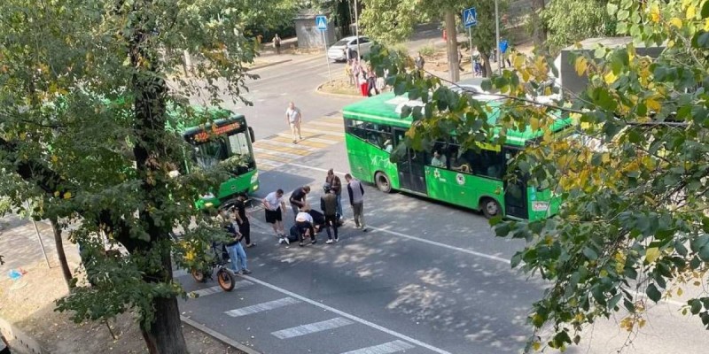 Алматыда электросамокатпен жүрген екі қызды автобус қағып кетті