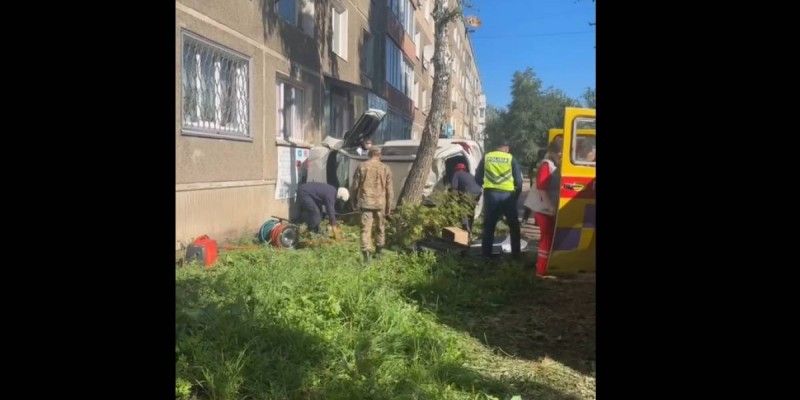 Өскеменде әйел көлігін басқара алмай, тұрғын үйге соғылды