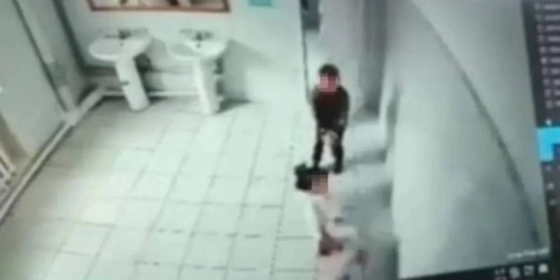Оқушылар қызды дәретханаға сүйреп кіргізген видео тарады