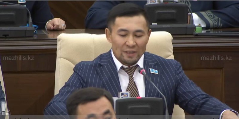 Мәжілісте анасын туған күнімен құттықтаған Назаров сынға қалды