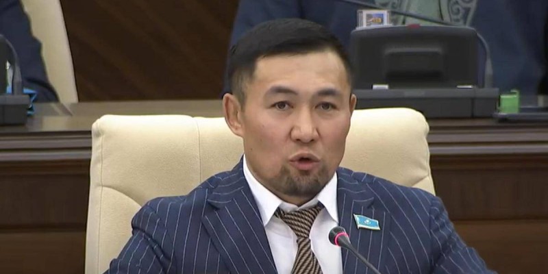 "Ешқандай әбестік жоқ": Ардақ Назаров анасына Мәжілістен құттықтау туралы айтты (ВИДЕО)