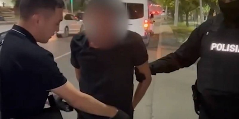 Алматыда елден ақша бопсалаған жалған полицейлер ұсталды