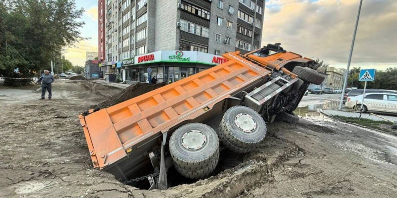 Семейде КамАЗ шұңқырға түсіп кетті