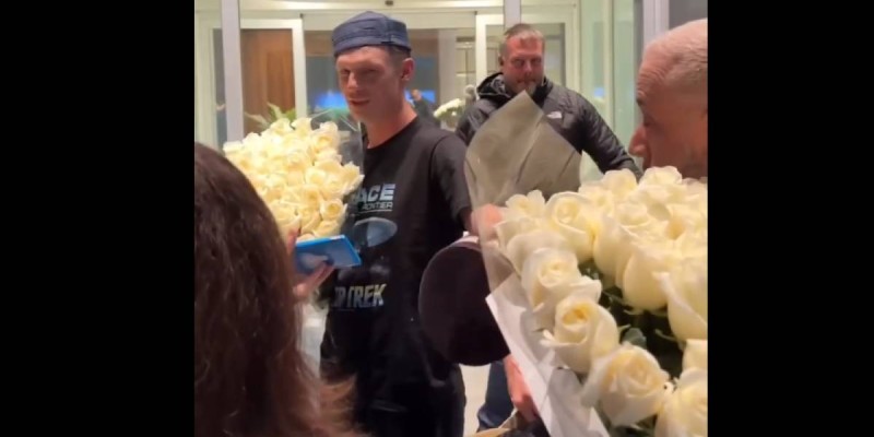 Backstreet Boys тобын Алматыда тақиямен қарсы алды