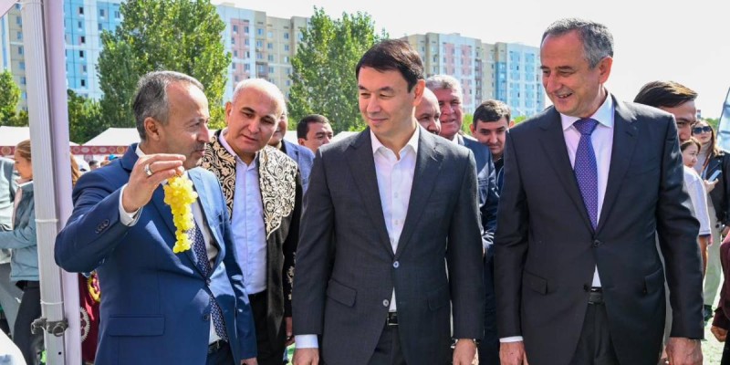 Қала күніне орай Алматы әкімі Дархан Сатыбалды Тәжікстаннан келген фермерлер жәрмеңкесіне барды