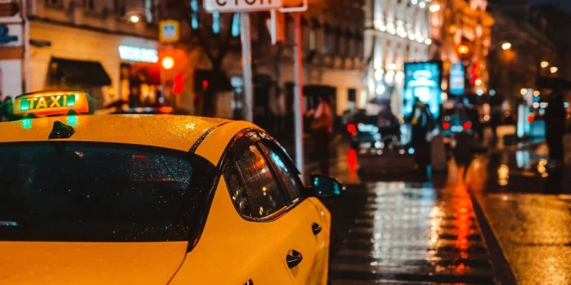 Алматыда такси жүргізушісі 18 жастағы қызды ұрлап, зорлады деген күдікке ілінді
